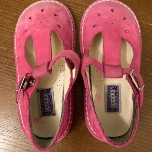 L’amour fuchsia suede Mary Janes kids’ size 10